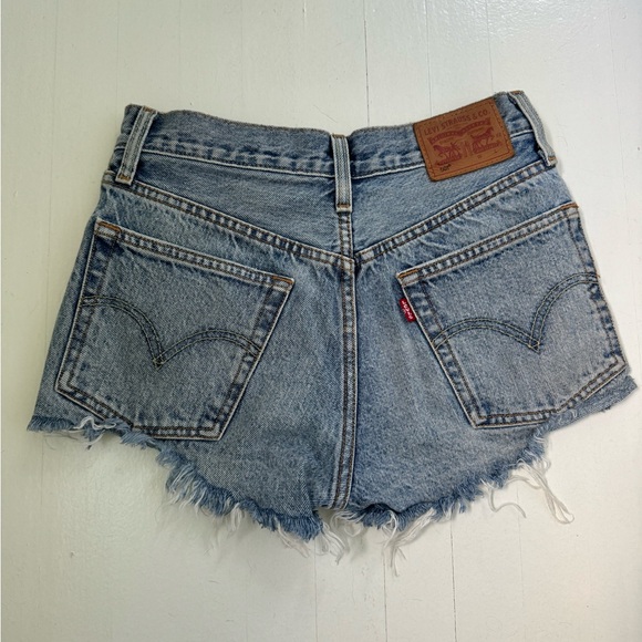 Levi’s 501 Jean Shorts - Picture 2 of 4